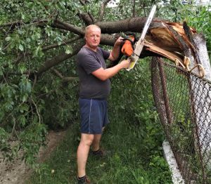 Прикарпаття: Буревій зносив дахи та валив дерева